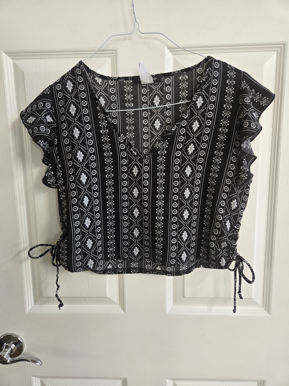 Love Cameron Black & White Boho Printed Ruffle Sleeve Women’s Top- Size Large